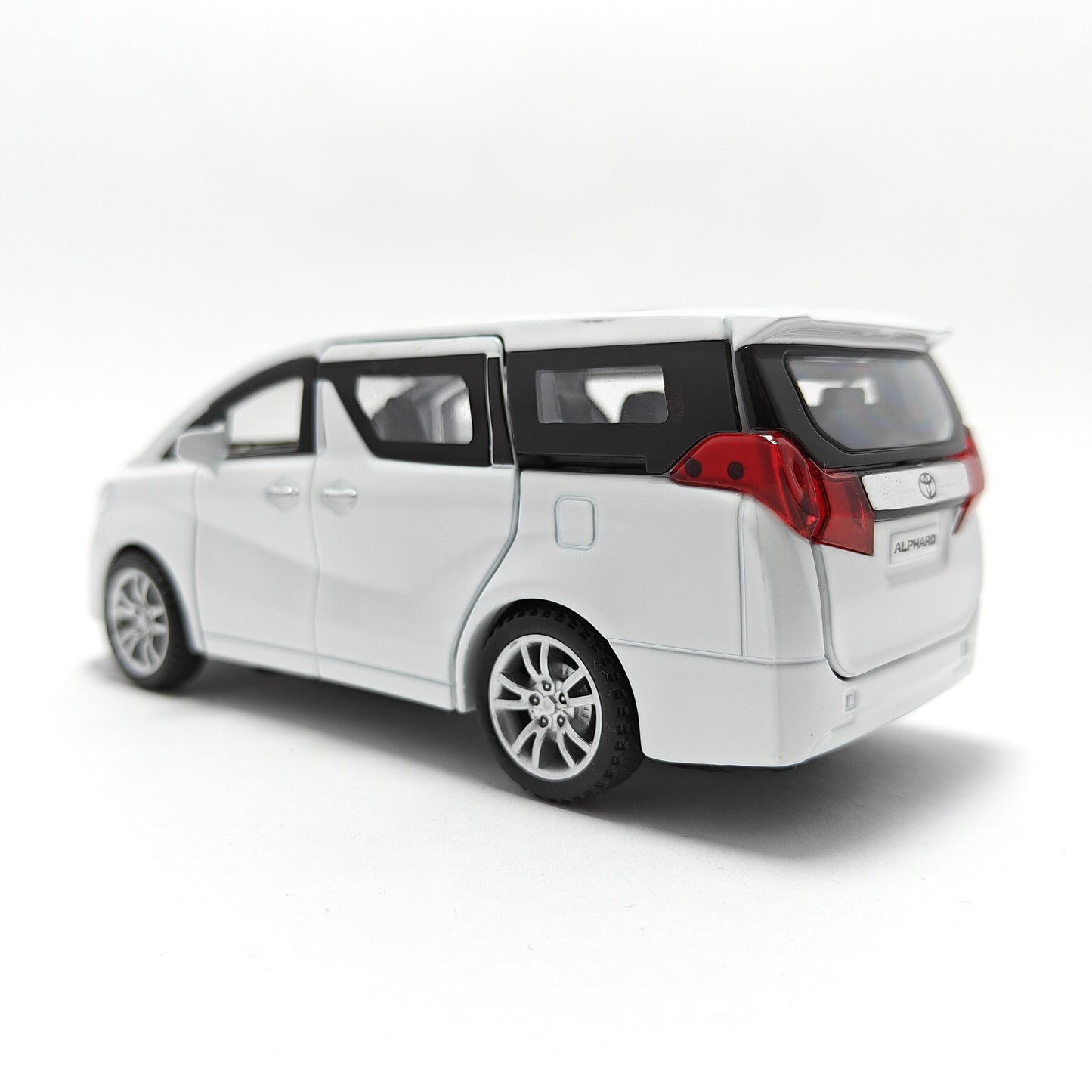 Toyota Alphard Metal Car Toys For Kids 1:32 [White]